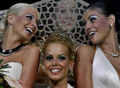 Vítězky maďarské Miss Plastic: zleva - druhá vicemiss Alexandra Horvathová, vítězka Réka Urbanová a první vicemiss Edina Kulcsarová Vítězky maďarské Miss Plastic: zleva - druhá vicemiss Alexandra Horvathová, vítězka Réka Urbanová a první vicemiss Edina Kulcsarová