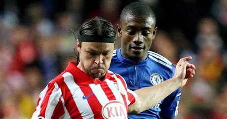 Chelsea - Athletico Madrid: Salomon Kalou (vpravo) a Tomas Ujfaluši Chelsea - Athletico Madrid: Salomon Kalou (vpravo) a Tomas Ujfaluši