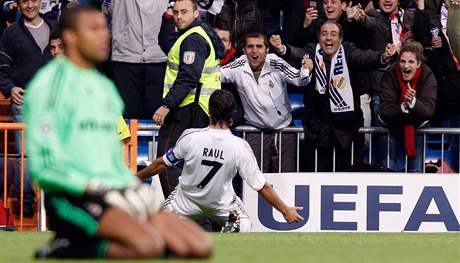 Real Madrid - AC Milán: Raul Gonzalez (vpravo) a Dida Real Madrid - AC Milán: Raul Gonzalez (vpravo) a Dida