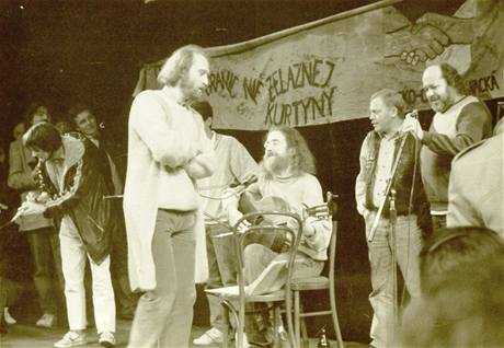 Koncert českých písničkářů v polské Wroclawi, 1989; zleva Pepa Nos, Vladimír Veit, Jaroslav Hutka, Karel Kryl, Pepa Streichl (z výstavy Devětaosmdesátej)