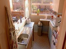 V britském seriálu How clean is your house? expertky na hygienu odhalují tajemství špíny a nepořádku amerických a britských domácností (foto kuchyně po jejich zásahu). U nás byl vysílán na TV Barandov jako Máte doma uklizeno? V britském seriálu How clean is your house? expertky na hygienu odhalují tajemství špíny a nepořádku amerických a britských domácností (foto kuchyně po jejich zásahu). U nás byl vysílán na TV Barandov jako Máte doma uklizeno?
