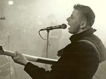 Petr Muk ze skupiny Oceán na koncertu Vítfest, březen 1989 (z výstavy Devětaosmdesátej)