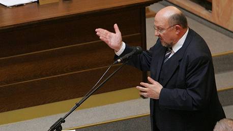 Ústavní soudci naslouchají závěrečné řeči právníka Aleše Pejchala, který na jednání zastupoval prezidenta Václava Klause (27. října 2009) Ústavní soudci naslouchají závěrečné řeči právníka Aleše Pejchala, který na jednání zastupoval prezidenta Václava Klause (27. října 2009)