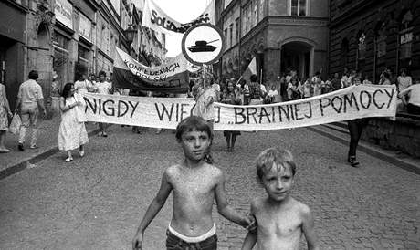 21. srpen 1989 v polském Těšíně. Poláci se omlouvají za účast na okupaci Československa v roce 1968. Krystyna Krauze, vlevo v bílých šatech, nese transparent. 21. srpen 1989 v polském Těšíně. Poláci se omlouvají za účast na okupaci Československa v roce 1968. Krystyna Krauze, vlevo v bílých šatech, nese transparent.