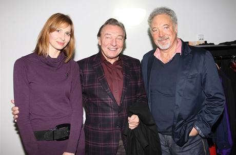 Tom Jones vystoupil podruhé v Česku. Před vystoupením se potkal s Karlem Gottem a jeho manželkou.