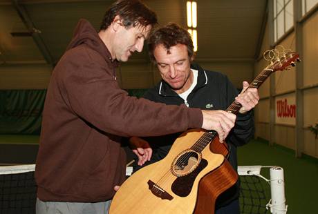 Mats Wilander (vpravo) přebírá od Karla Nováčka kytaru Mats Wilander (vpravo) přebírá od Karla Nováčka kytaru