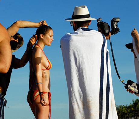 Jak se fotil kalend�ř Pirelli 2010: Catherine McNeilov�