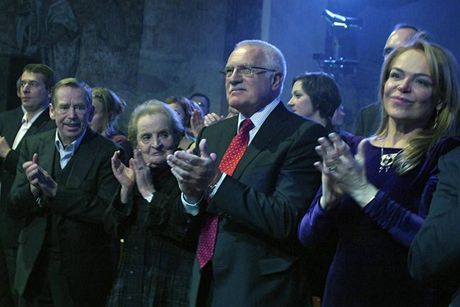 Koncert Už je to tady - zleva Šimon Pánek, Václav Havel, Madeleine Albrightová, Václav Klaus a Dagmar Havlová Koncert Už je to tady - zleva Šimon Pánek, Václav Havel, Madeleine Albrightová, Václav Klaus a Dagmar Havlová