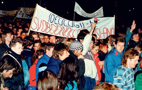 Estébák Ludvík Zifčák (vlevo v černé bundě s bílým pruhem a tmavýmí kudrnatými vlasy) se infiltroval do průvodu studentů 17. listopadu na Národní třídě. Estébák Ludvík Zifčák (vlevo v černé bundě s bílým pruhem a tmavýmí kudrnatými vlasy) se infiltroval do průvodu studentů 17. listopadu na Národní třídě.