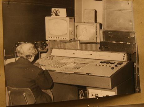 Buková hora - kontrolní pracoviště, kde dozor sledoval, zda diváci mají obraz. Fotografie pochází ze šedesátých let. Buková hora - kontrolní pracoviště, kde dozor sledoval, zda diváci mají obraz. Fotografie pochází ze šedesátých let.