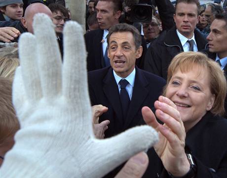 Konec první světové války si v Paříži připomněla německá kancléřka Angela Merkelová a francouzský prezident Nicolas Sarkozy (11. listopadu 2009) Konec první světové války si v Paříži připomněla německá kancléřka Angela Merkelová a francouzský prezident Nicolas Sarkozy (11. listopadu 2009)