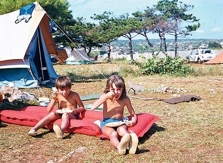 Jugoslávie, ostrov Krk, 1969. Jídlo se vozilo z domova, ale dětem se vždycky na místě dopřávaly melouny, broskve a zmrzliny Jugoslávie, ostrov Krk, 1969. Jídlo se vozilo z domova, ale dětem se vždycky na místě dopřávaly melouny, broskve a zmrzliny