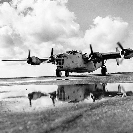 Nejznámější fotografie Ladislava Sitenského z 2. světové války zobrazuje bombardér Liberator u 311. perutě v Beaulieu v roce 1943. Nejznámější fotografie Ladislava Sitenského z 2. světové války zobrazuje bombardér Liberator u 311. perutě v Beaulieu v roce 1943.
