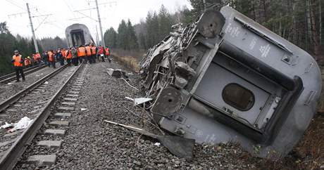 Něvský expres, který vykolejil asi 350 kilometrů od Moskvy. Úřady spekulují o teroristickém útoku. (28.11.2009) Něvský expres, který vykolejil asi 350 kilometrů od Moskvy. Úřady spekulují o teroristickém útoku. (28.11.2009)