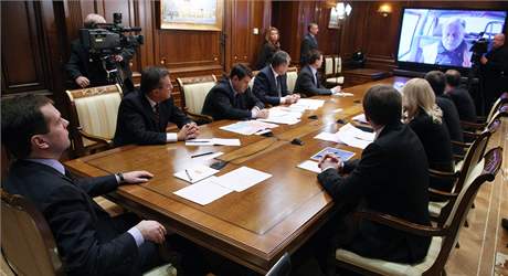 Ruský prezident Dmitrij Medveděv svolal kvůli vlakovému neštěstí mimořádnou schůzku. (28. listopadu 2009) Ruský prezident Dmitrij Medveděv svolal kvůli vlakovému neštěstí mimořádnou schůzku. (28. listopadu 2009)