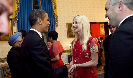 Snímek, který zveřejnil Bílý dům, zachycuje prezidenta Baracka Obamu s Michaele a Tareqem Salahiovými. Přihlíží indický premiér Manmohan Singh. (24. listopadu 2009) Snímek, který zveřejnil Bílý dům, zachycuje prezidenta Baracka Obamu s Michaele a Tareqem Salahiovými. Přihlíží indický premiér Manmohan Singh. (24. listopadu 2009)