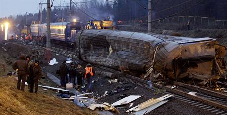 Něvský expres, který vykolejil asi 350 kilometrů od Moskvy. Úřady spekulují o teroristickém útoku. (28.11.2009) Něvský expres, který vykolejil asi 350 kilometrů od Moskvy. Úřady spekulují o teroristickém útoku. (28.11.2009)