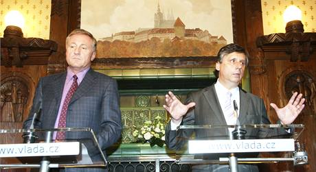 Premiér Jan Fischer jednal o nových ministrech s předsedou ODS Mirkem Topolánkem. (26. listopadu 2009) Premiér Jan Fischer jednal o nových ministrech s předsedou ODS Mirkem Topolánkem. (26. listopadu 2009)
