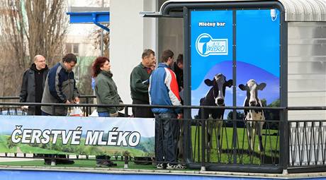 Automat na mléko před budovou Agrodomu ve Vyškově Automat na mléko před budovou Agrodomu ve Vyškově
