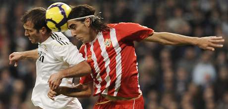 Real Madrid - Alméria: fotbal, to je jedna z mála jistot, které občanům Almérie zůstaly; pravda, jejich tým se momentálně pohybuje v druhé polovině tabulky... Real Madrid - Alméria: fotbal, to je jedna z mála jistot, které občanům Almérie zůstaly; pravda, jejich tým se momentálně pohybuje v druhé polovině tabulky...