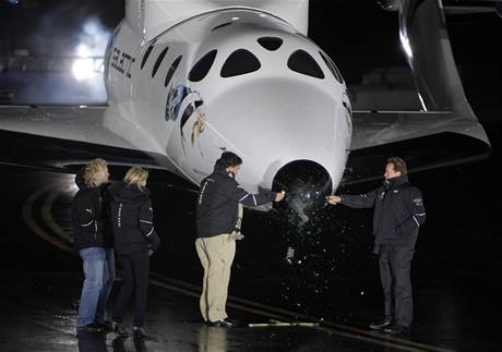 Po oficiálním pondělním představení byla SpaceShipTwo překřtěna na Virgin Space Ship. Přítomen byl i guvernér Kalifornie Arnold Schwarzenegger(7. prosince 2009) Po oficiálním pondělním představení byla SpaceShipTwo překřtěna na Virgin Space Ship. Přítomen byl i guvernér Kalifornie Arnold Schwarzenegger(7. prosince 2009)