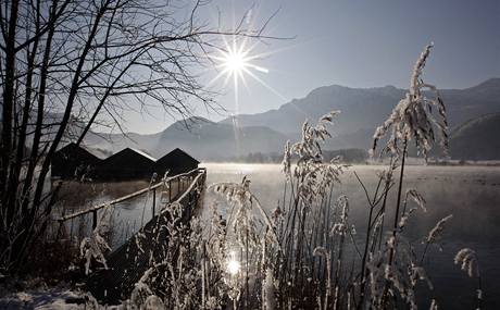 Snh pokryl i jezero Kochelsee v jižnm Německu. (19. prosince 2009)