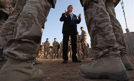 Gordon Brown na britské základně Camp Bastion v Afghánistánu, kde přiletěl pozvednout morálku. (13. prosince 2009) Gordon Brown na britské základně Camp Bastion v Afghánistánu, kde přiletěl pozvednout morálku. (13. prosince 2009)