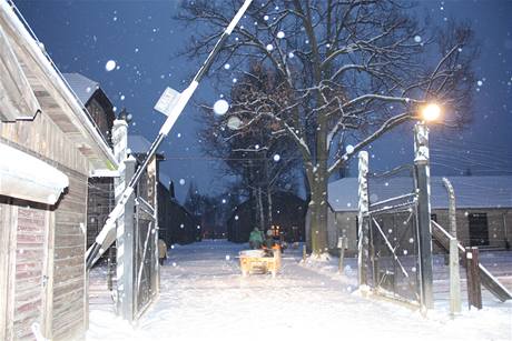 Brána koncentračního tábora bez nápisu "Arbeit macht frei", který někdo ukradl. Snímek zveřejnila polská policie. (18. prosince 2009) Brána koncentračního tábora bez nápisu "Arbeit macht frei", který někdo ukradl. Snímek zveřejnila polská policie. (18. prosince 2009)