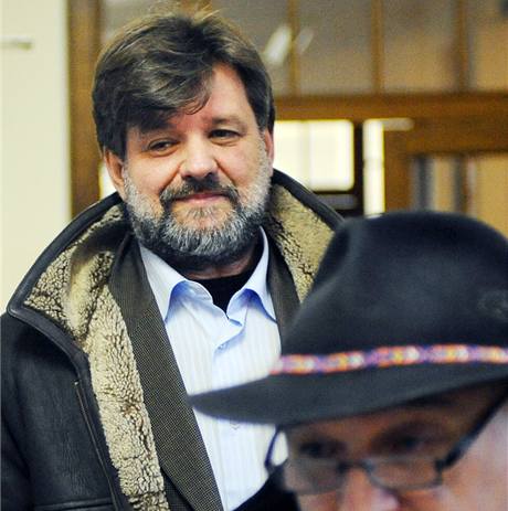 Jan Kubice přichází se svým advokátem Milanem Hulíkem (v popředí) na odvolací jednání ve sporu s předsedou ČSSD Jiřím Paroubkem. (15. prosince 2009) Jan Kubice přichází se svým advokátem Milanem Hulíkem (v popředí) na odvolací jednání ve sporu s předsedou ČSSD Jiřím Paroubkem. (15. prosince 2009)