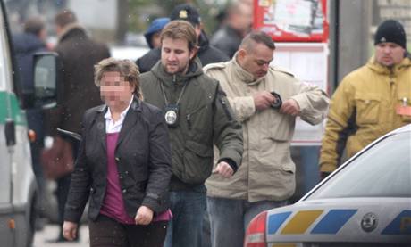 Přepadení pobočky Komerční banky na Novodvorské ulici v Praze. V popředí jde propuštěná rukojmí.(16. prosince 2009) Přepadení pobočky Komerční banky na Novodvorské ulici v Praze. V popředí jde propuštěná rukojmí.(16. prosince 2009)
