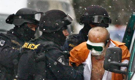 Policie zatkla bankovního lupiče v pobočce Komerční banky v Praze. (16. prosince 2009)