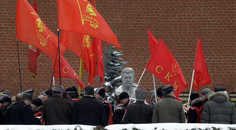 Stalinisté si dali při oslavách 130. výročí Stalinovy smrti sraz na Rudém náměstí v Moskvě (21. listopadu 2009) Stalinisté si dali při oslavách 130. výročí Stalinovy smrti sraz na Rudém náměstí v Moskvě (21. listopadu 2009)