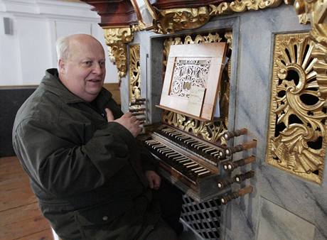 Na historické barokní varhany v rožmitálském kostele Povýšení sv. Kříže dnes hraje Hubert Hoyer. (23. 12. 2009) Na historické barokní varhany v rožmitálském kostele Povýšení sv. Kříže dnes hraje Hubert Hoyer. (23. 12. 2009)