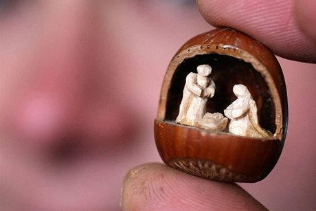 Miloš Němec z Třemošnice vyřezal nejmenší betlém vyřezaný z lipového dřeva zasazeného do lískového oříšku