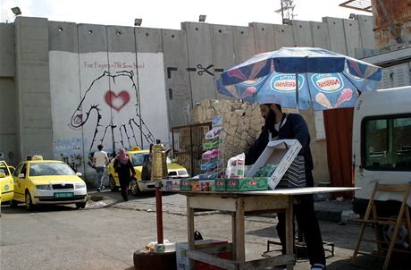 Zeď mezi Izraelem a Palestinou. Na betlémské straně čekají taxikáři ve žlutých mladoboleslavských octaviích. Na Štědrý den chtějí vydělat nejvíc šekelů v roce. Zeď mezi Izraelem a Palestinou. Na betlémské straně čekají taxikáři ve žlutých mladoboleslavských octaviích. Na Štědrý den chtějí vydělat nejvíc šekelů v roce.