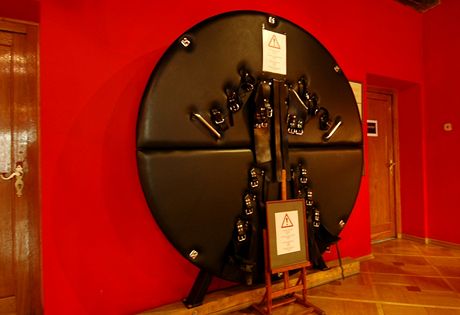 Muzeum sexu v Praze. Ze zařzen modernch S/M salonů,  klienti se musej otčet