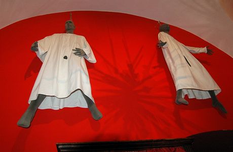 Muzeum sexu v Praze. To nejsou pracovní odÄvy potulných vÄelaÅÅ¯, ale antimasturbaÄní obleky, uvnitÅ mÄly zvláštní pásky, které drÅ¾ely oblek na tÄle a zabraÅovaly neÅ¾ádoucím pokusÅ¯m