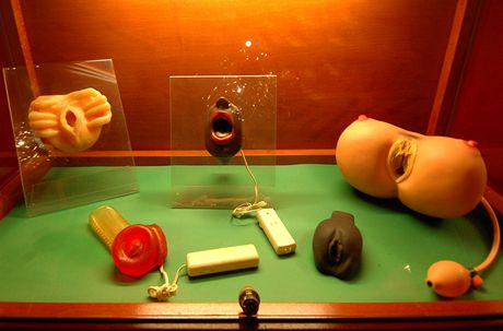 Muzeum sexu v Praze. Otvory, jež nen nutn představovat, v přenosn umělohmotn verzi