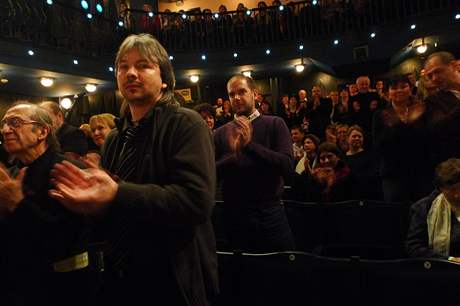 Děkování po premiéře 9. ledna 2010 - potlesk ve stoje, spokojené publikum