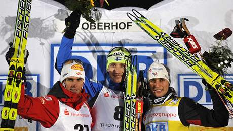 Hannu Manninen (uprostřed) jako vítěz SP sdruženářů v německém Oberhofu. Vlevo druhý Felix Gottwald a vpravo třetí Jason Lamy Chappuis. Hannu Manninen (uprostřed) jako vítěz SP sdruženářů v německém Oberhofu. Vlevo druhý Felix Gottwald a vpravo třetí Jason Lamy Chappuis.
