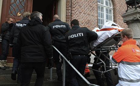 Policie a záchranáři odvážejí postřeleného muže, který chtěl zaútočit na dánského autora karikatury Mohameda. (2. ledna 2009)