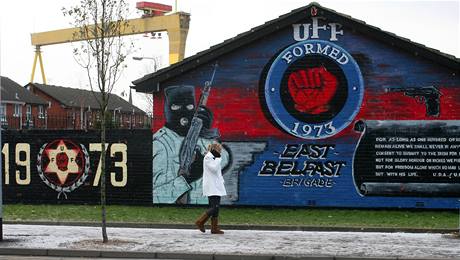 Někteří irští radikálové stále mírový proces odmítají. Jejich názory vyjadřují i graffitti. Na snímku zeď ve východním Belfastu. (6. ledna 2010) Někteří irští radikálové stále mírový proces odmítají. Jejich názory vyjadřují i graffitti. Na snímku zeď ve východním Belfastu. (6. ledna 2010)