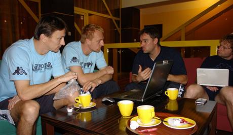 Petr Švancara (druhý zprava) ukazuje i na soustředění Slovácka, že je komunikativní typ...