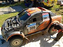 Zapletalovo Mitsubishi v bivaku, Dakar 2010 Zapletalovo Mitsubishi v bivaku, Dakar 2010