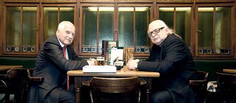 Prezident Václav Klaus se sešel se šéfem Národní galerie Milanem Knížákem v hostinci U Vejvodů. (14. ledna 2010) Prezident Václav Klaus se sešel se šéfem Národní galerie Milanem Knížákem v hostinci U Vejvodů. (14. ledna 2010)