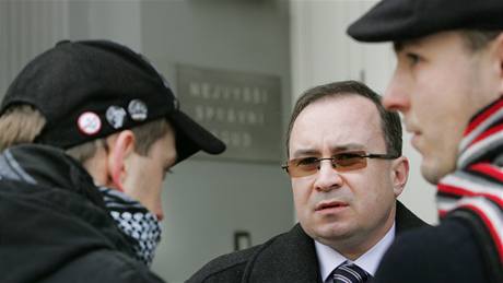 Předseda Dělnické strany Tomáš Vandas (uprostřed) a jeho příznivci ze strany před budovou soudu. (11. ledna 2010) Předseda Dělnické strany Tomáš Vandas (uprostřed) a jeho příznivci ze strany před budovou soudu. (11. ledna 2010)