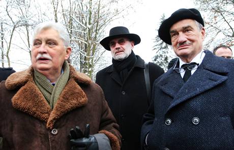 Jiří Dienstbier, Jan Ruml a Karel Schwarzenberg při poslední rozloučení s Ivanem Medkem, které proběhlo v bazilice svaté Markéty na pražském Břevnově. (14. ledna 2010) Jiří Dienstbier, Jan Ruml a Karel Schwarzenberg při poslední rozloučení s Ivanem Medkem, které proběhlo v bazilice svaté Markéty na pražském Břevnově. (14. ledna 2010)