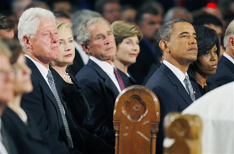 Na posledním rozloučeni s demokratickým senátorem Edwardem Kennedym se sešly hned čtyři prezidentské páry (zleva Clintonovi, Bushovi a Obamovi, mimo záběr Carterovi). (30. srpna 2009) Na posledním rozloučeni s demokratickým senátorem Edwardem Kennedym se sešly hned čtyři prezidentské páry (zleva Clintonovi, Bushovi a Obamovi, mimo záběr Carterovi). (30. srpna 2009)