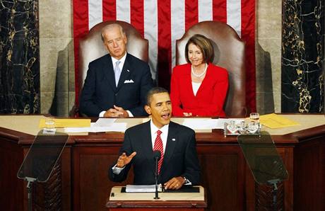 Barack Obama přednáší Kongresu projev ke zdravotním reformám. za ním sedí viceprezident Joe Biden a předsedkyně sněmovny Nancy Pelosiová. (9. září 2009) Barack Obama přednáší Kongresu projev ke zdravotním reformám. za ním sedí viceprezident Joe Biden a předsedkyně sněmovny Nancy Pelosiová. (9. září 2009)