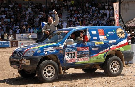 Češi v cíli slavné rallye Dakar, ve voze Jiří Janeček a Viktor Chytka Češi v cíli slavné rallye Dakar, ve voze Jiří Janeček a Viktor Chytka